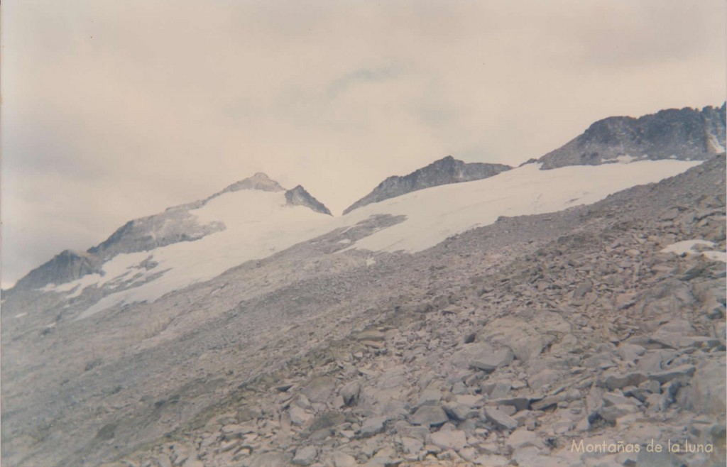 A la izquierda el Aneto, en el centro el Pico de Coronas, y a la derecha el Pico de Enmedio, Punta d'Astorg sobre el Glaciar del Aneto